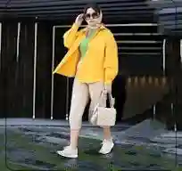 با کتانی چه مانتویی بپوشیم؟ راهنمای استایل شیک و راحت برای همه فصل‌ها
