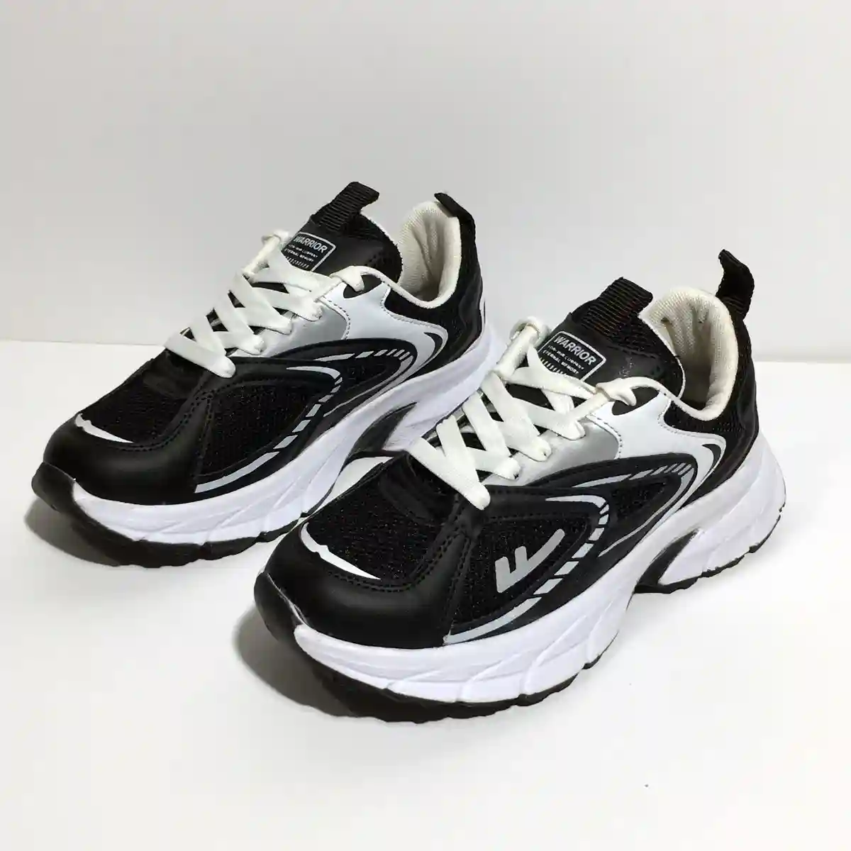 کتونی  میانه واریور مشکی سفید ( دخترانه / پسرانه )