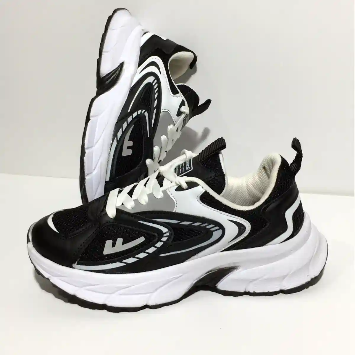 کتونی  میانه واریور مشکی سفید ( دخترانه / پسرانه )