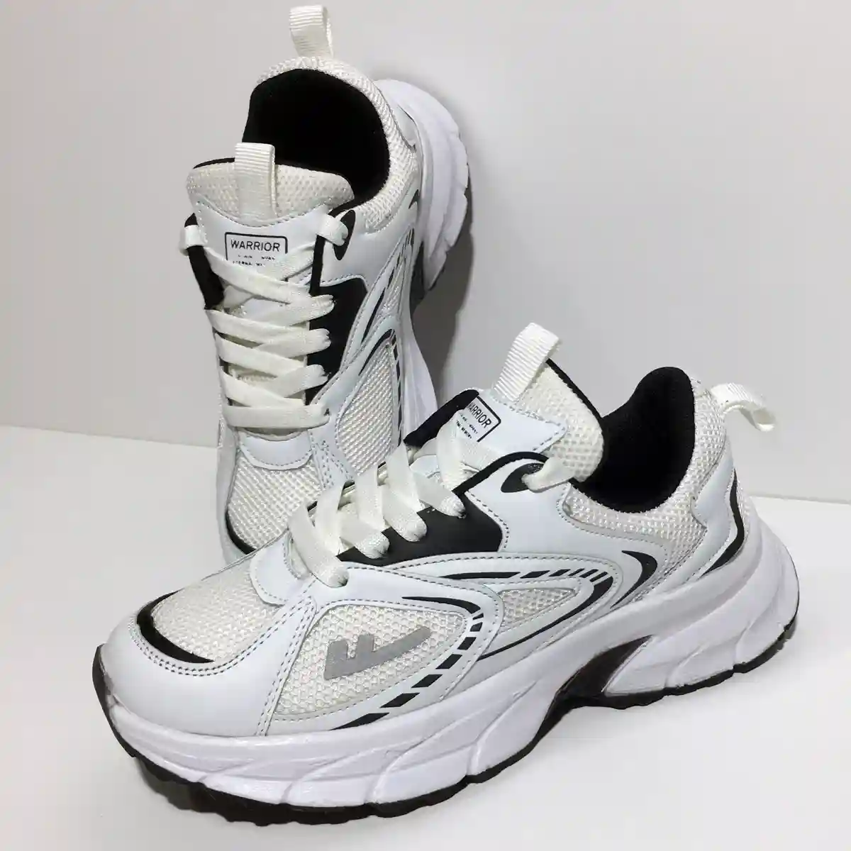 کتونی  میانه واریور سفید مشکی ( دخترانه / پسرانه )