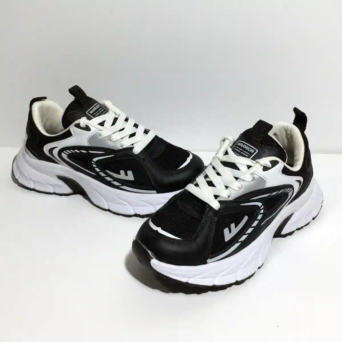 کتونی  میانه واریور مشکی سفید ( دخترانه / پسرانه )