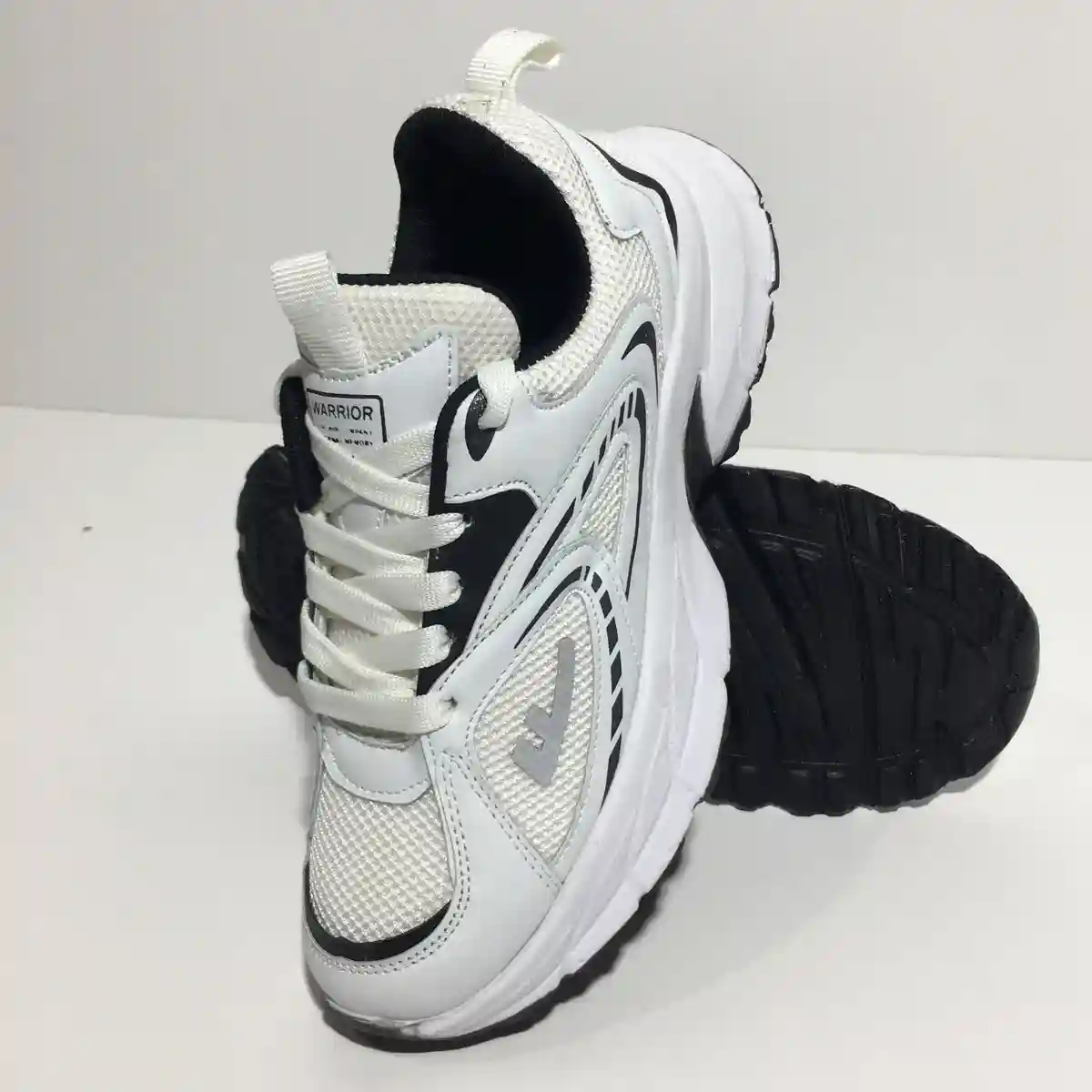 کتونی  میانه واریور سفید مشکی ( دخترانه / پسرانه )