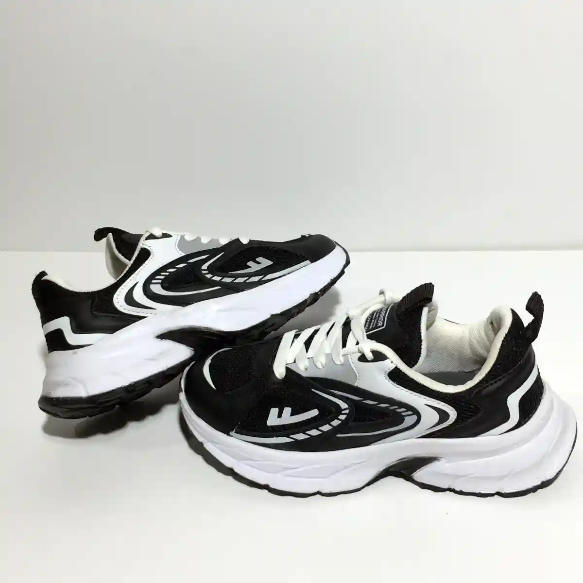 کتونی  میانه واریور مشکی سفید ( دخترانه / پسرانه )