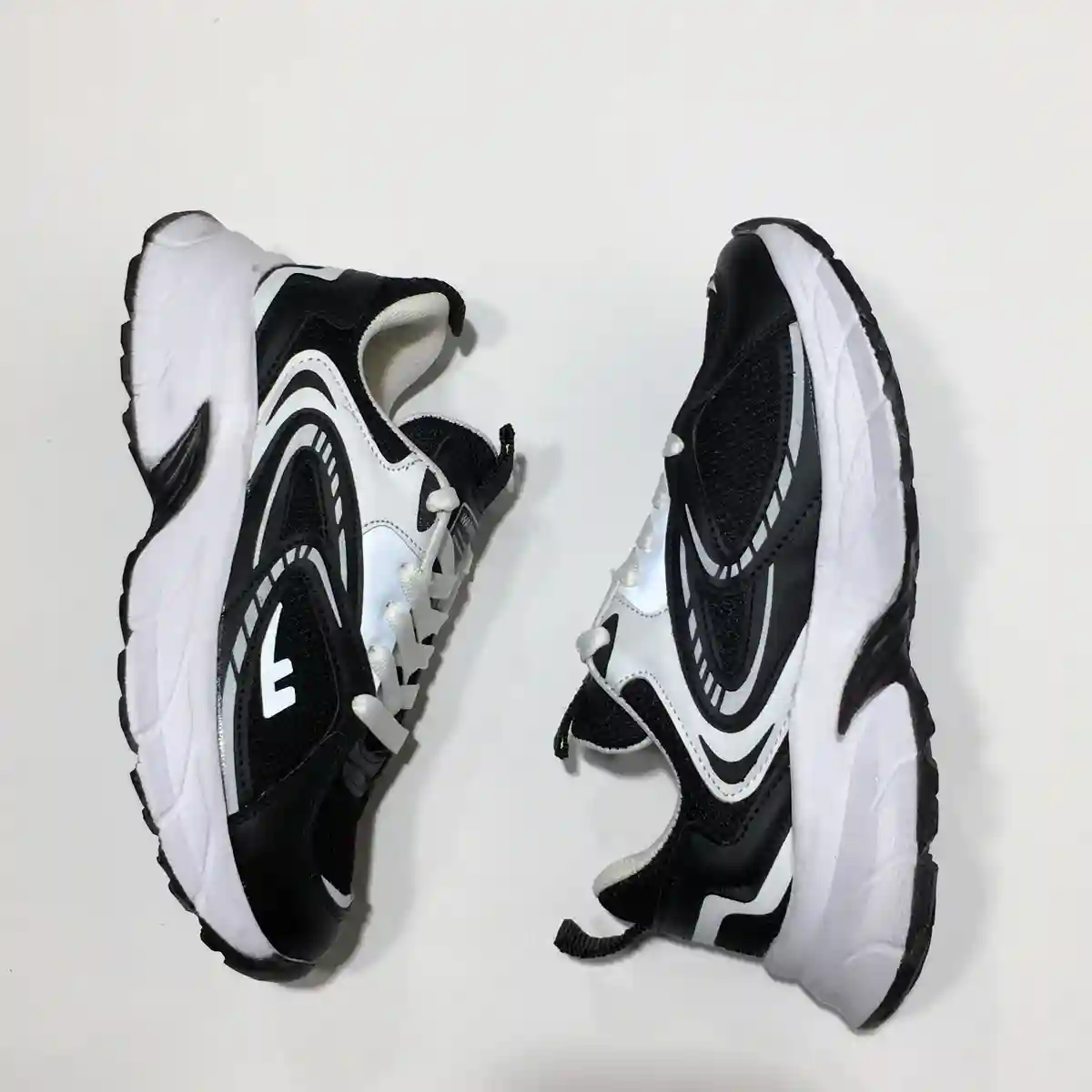 کتونی  میانه واریور مشکی سفید ( دخترانه / پسرانه )