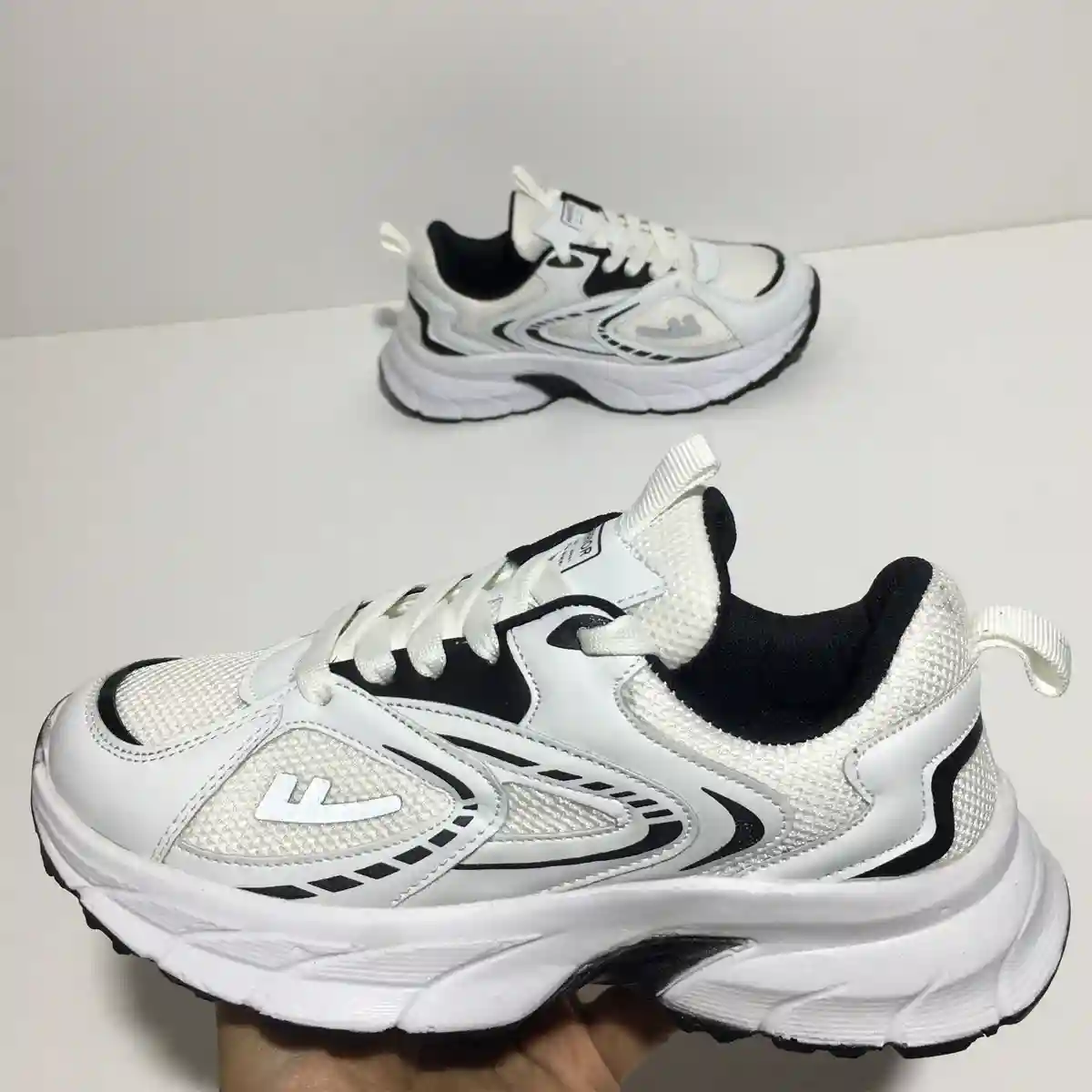 کتونی  میانه واریور سفید مشکی ( دخترانه / پسرانه )