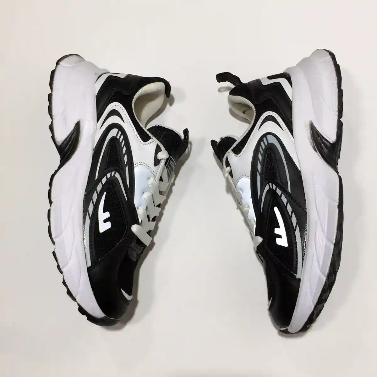 کتونی  میانه واریور مشکی سفید ( دخترانه / پسرانه )