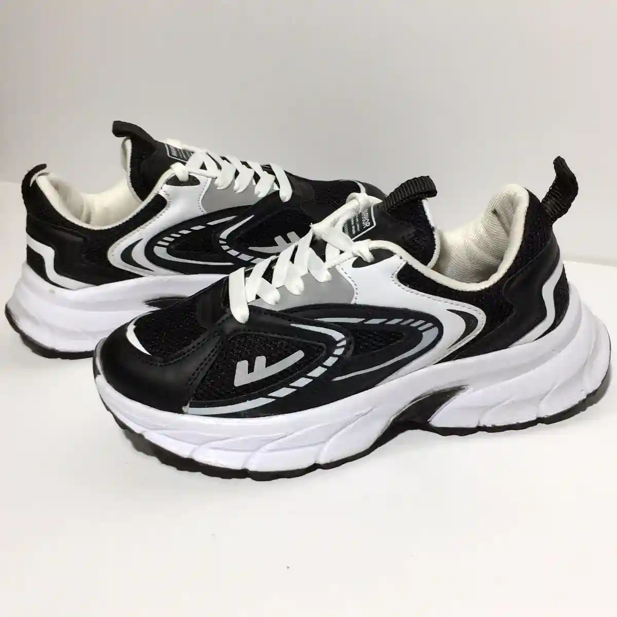 کتونی  میانه واریور مشکی سفید ( دخترانه / پسرانه )